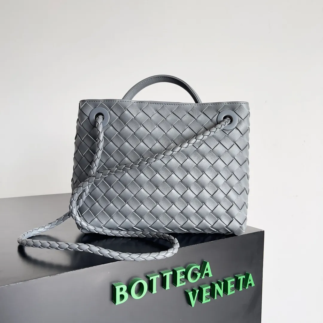 The 2023 new Andiamo batch of 1860 BV has been shipped‼ ️Really popular🔥The new Andiamo woven handbag launched by Bottega Veneta this season is really popular all over the world! ! Celebrities at home and abroad have worn it, and Oscar-winning actress Michelle Yeoh has taken it out on the street. Song Jia, Trai Yara, Yu Feihong, Sanji Ayaka, Rosie Hunting-Whiteley, Yoshioka Riho, etc. have all picked up this bag. It is classic and versatile, showing off its temperament, and the bag capacity is also large, which is very convenient for daily commuting! ! A variety of carrying methods, the shoulder straps can be adjusted by yourself, the original lambskin feels soft and delicate, and the neutral style is made to break gender boundaries and bring a more practical and longer-lasting use experience. Andiamo, which has both elegant and casual styles, perfectly interprets the true appearance of "fashionable old money style". Style number: 743568 Size: 25*22*10.5cm